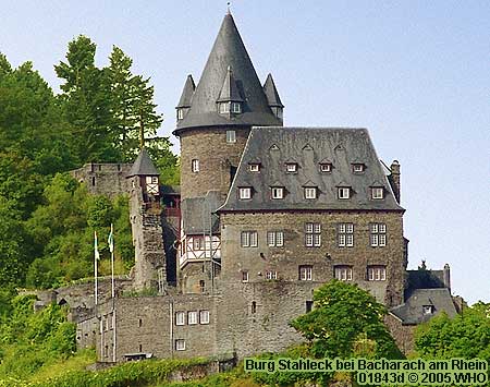 Burg Stahleck oberhalb von Bacharach am Rhein von der rechten Rheinseite.