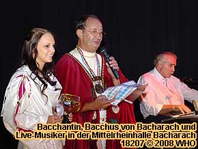 Bacchantin, Weingott Bacchus von Bacharach und Live-Musiker begren die Gste  in der Mittelrheinhalle Bacharach.