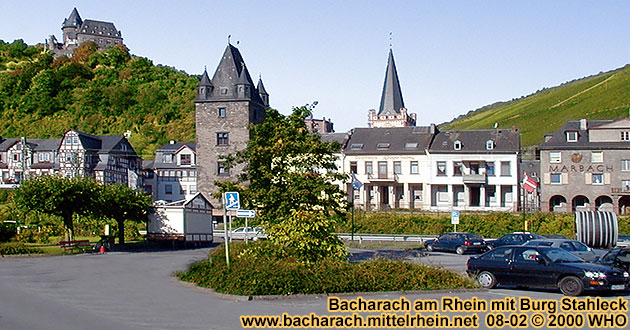 Bacharach am Rhein, groer Parkplatz am Rheinufer direkt neben der B9. Burg Stahleck, Marktturm und Peterskirche.