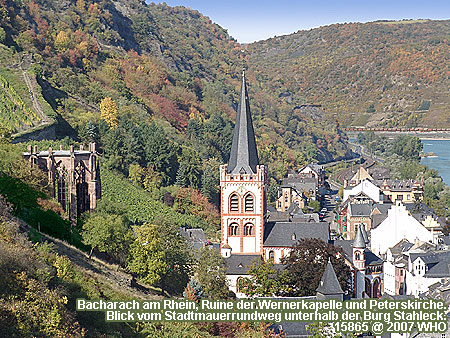 Bacharach am Rhein, Ruine der Wernerkapelle und Peterskirche. Blick vom Stadtmauerrundweg Bacharach unterhalb der Burg Stahleck.