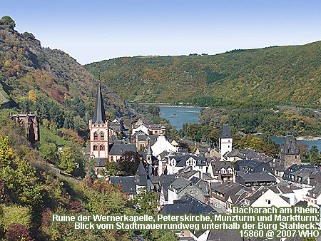Bacharach am Rhein, Ruine der Wernerkapelle, Peterskirche, Münzturm und Marktturm. Blick vom Stadtmauerrundweg Bacharach unterhalb der Burg Stahleck.