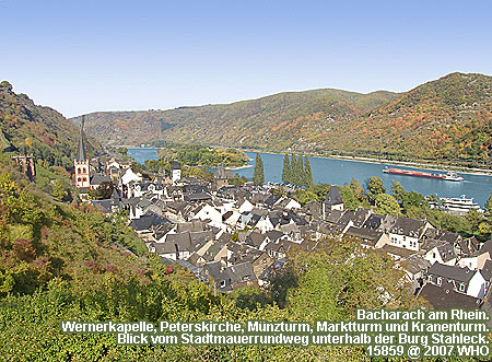 Bacharach am Rhein, Ruine der Wernerkapelle, Peterskirche, Münzturm, Marktturm und Kranenturm. Blick vom Stadtmauerrundweg Bacharach unterhalb der Burg Stahleck.