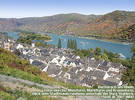 Bacharach am Rhein, Peterskirche, Münzturm, Marktturm und Kranenturm. Blick vom Stadtmauerrundweg Bacharach unterhalb der Burg Stahleck.
