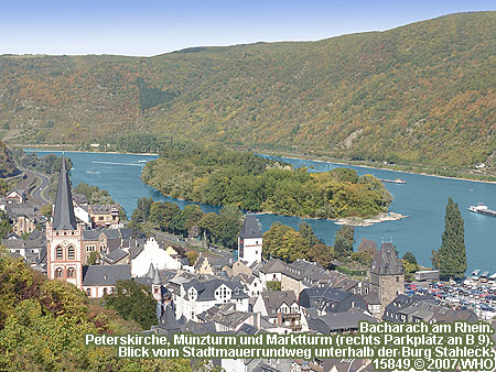 Bacharach am Rhein, Peterskirche, Münzturm und Marktturm (rechts Parkplatz an der B 9). Blick vom Stadtmauerrundweg Bacharach unterhalb der Burg Stahleck.