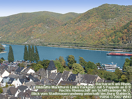 Bacharach am Rhein. Bildmitte Marktturm. Links Parkplatz mit den Pappeln an der B 9. Rechts Rheinschiff am Schiffsanleger Nr. 2. Blick vom Stadtmauerrundweg Bacharach unterhalb der Burg Stahleck.