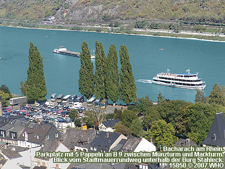 Bacharach am Rhein. Parkplatz mit Pappeln an der B 9 zwischen Münzturm und Marktturm. Blick vom Stadtmauerrundweg Bacharach unterhalb der Burg Stahleck.