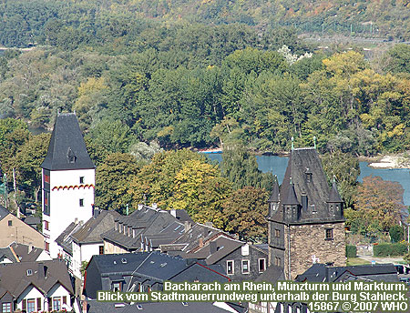Bacharach am Rhein, Münzturm und Marktturm. Blick vom Stadtmauerrundweg Bacharach unterhalb der Burg Stahleck.