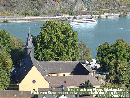 Bacharach am Rhein, katholische Nikolauskirche. Blick vom Stadtmauerrundweg Bacharach unterhalb der Burg Stahleck.