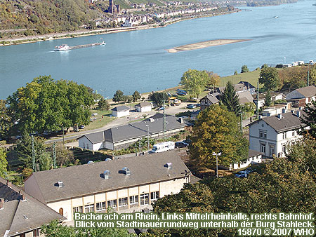 Bacharach am Rhein. Links Mittelrheinhalle, Mitte Feuerwehrgerätehaus, rechts Bahnhof. Blick vom Stadtmauerrundweg Bacharach unterhalb der Burg Stahleck.