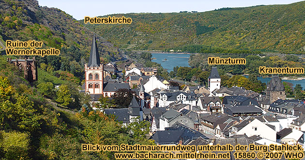 Bacharach am Rhein, Ruine der Wernerkapelle, Peterskirche, Mnzturm und Marktturm. Blick vom Stadtmauerrundweg Bacharach unterhalb der Burg Stahleck.