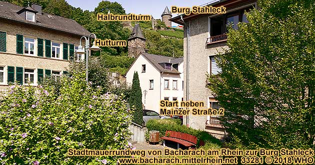 Start vom Stadtmauerrundweg Bacharach gegenber der Mittelrheinhalle, links neben dem Haus Mainzer Strae 2. Von hier geht es entlang und ber die alte Stadtmauer zur Burg Stahleck auf der Rheinhhe. 