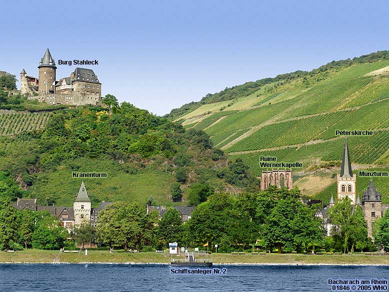 Bacharach am Rhein mit Burg Stahleck, Kranenturm, Ruine Wernerkapelle, Peterskirche und Münzturm.