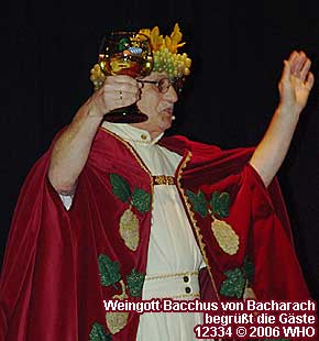 Weingott Bacchus von Bacharach begrüßt die Gäste mit weinlaunigen Worten.
