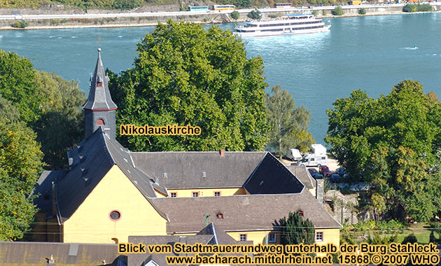 Bacharach am Rhein, katholische Nikolauskirche. Blick vom Stadtmauerrundweg Bacharach unterhalb der Burg Stahleck.