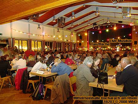 In der Mittelrheinhalle begrt Weingott Bacchus von Bacharach die Gste mit weinlaunigen Worten. Ein Alleinunterhalter sorgt fr musikalische Unterhaltung und spielt zum Tanz auf.