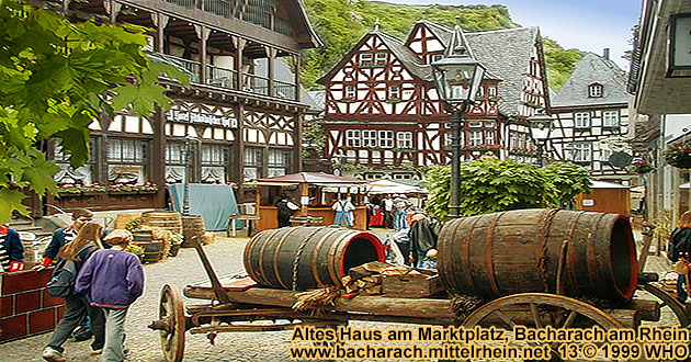 Bacharach am Rhein, Weinmarkt auf dem Marktplatz.