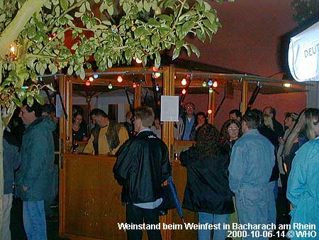 Weinstand beim Weinfest in Bacharach am Rhein.