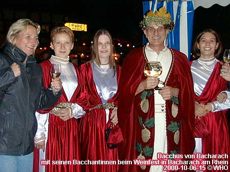 Weingott Bacchus von Bacharach mit seinen Bacchantinnen beim Weinfest in Bacharach am Rhein.