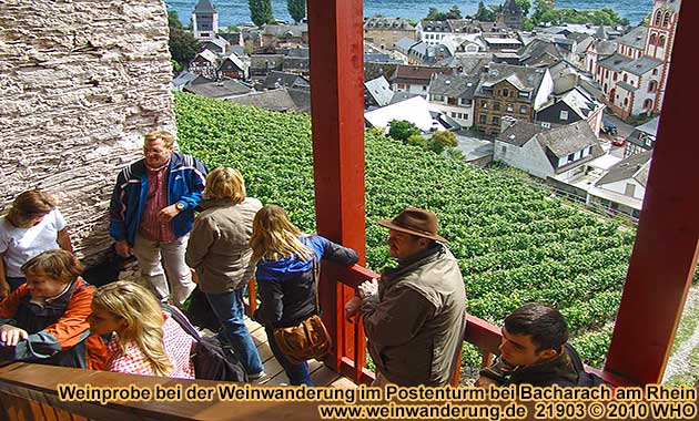 Weinprobe im Postenturm bei der Weinwanderung bei Bacharach am Rhein