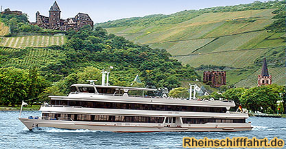 Bacharach am Rhein mit Burg Stahleck, Ruine Wernerkapelle und Peterskirche.