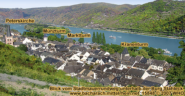 Bacharach am Rhein, Peterskirche, Mnzturm, Marktturm und Kranenturm. Blick vom Stadtmauerrundweg Bacharach unterhalb der Burg Stahleck.