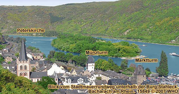 Bacharach am Rhein, Peterskirche, Mnzturm und Marktturm (rechts Parkplatz an der B 9). Blick vom Stadtmauerrundweg Bacharach unterhalb der Burg Stahleck.