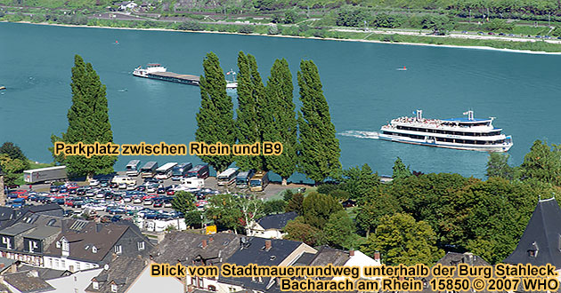 Bacharach am Rhein. Parkplatz mit Pappeln an der B 9 zwischen Mnzturm und Marktturm. Blick vom Stadtmauerrundweg Bacharach unterhalb der Burg Stahleck.