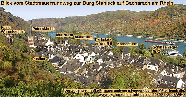 Bacharach am Rhein. Blick vom Stadtmauerrundweg auf Ruine der Wernerkapelle, Evangelische Peterskirche, Posthof, Mnzturm, Marktturm, Parkplatz, Kranenturm und Schiffsanleger Nr. 2.