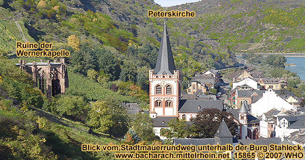 Bacharach am Rhein, Ruine der Wernerkapelle und Peterskirche. Blick vom Stadtmauerrundweg Bacharach unterhalb der Burg Stahleck.