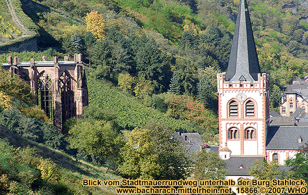 Bacharach am Rhein, Ruine der Wernerkapelle und Peterskirche. Blick vom Stadtmauerrundweg Bacharach unterhalb der Burg Stahleck.