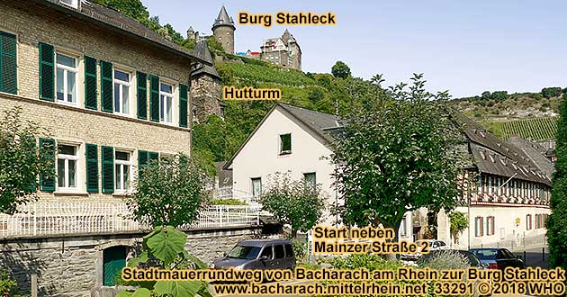 Start vom Stadtmauerrundweg Bacharach gegenüber der Mittelrheinhalle, links neben dem Haus Mainzer Straße 2. Von hier geht es entlang und über die alte Stadtmauer zur Burg Stahleck auf der Rheinhöhe. 