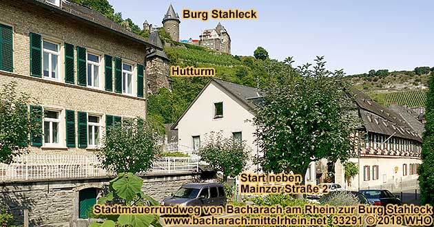 Start vom Stadtmauerrundweg Bacharach gegenber der Mittelrheinhalle, links neben dem Haus Mainzer Strae 2. Von hier geht es entlang und ber die alte Stadtmauer zur Burg Stahleck auf der Rheinhhe. 