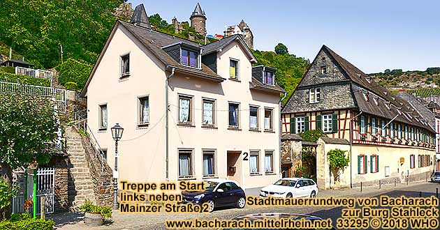 Start vom Stadtmauerrundweg Bacharach gegenber der Mittelrheinhalle, links neben dem Haus Mainzer Strae 2. Von hier geht es entlang und ber die alte Stadtmauer zur Burg Stahleck auf der Rheinhhe. 