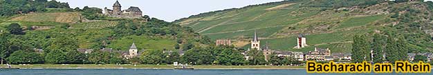 Rheinanlagen in Bacharach mit Schifffahrt auf dem Rhein